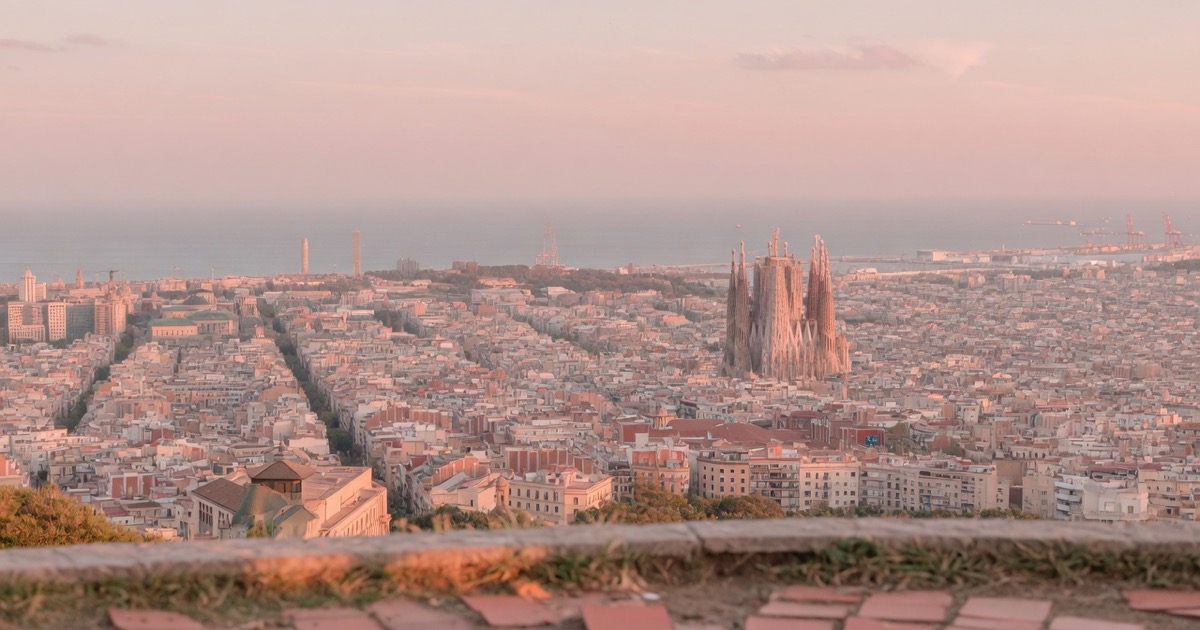 Soft dusk light over Barcelona hills and coastline for a first-meet guide