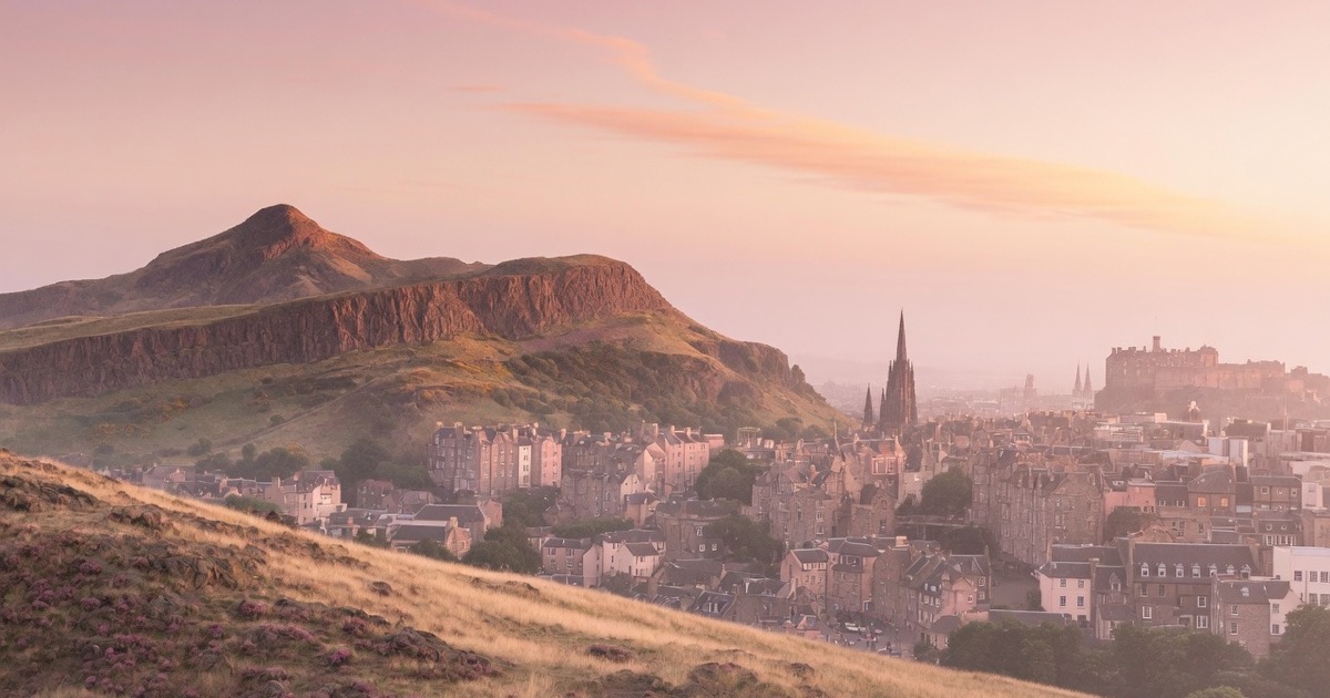 Soft dusk light over Edinburgh for a first-meet guide
