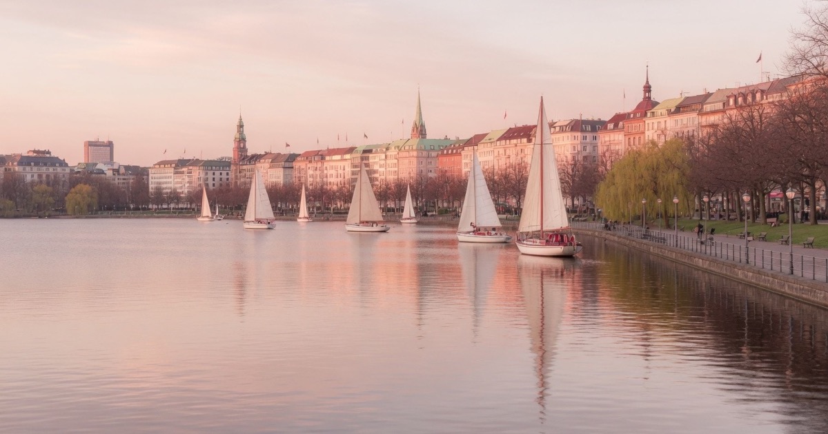 Soft dusk light over Hamburg for a first-meet guide